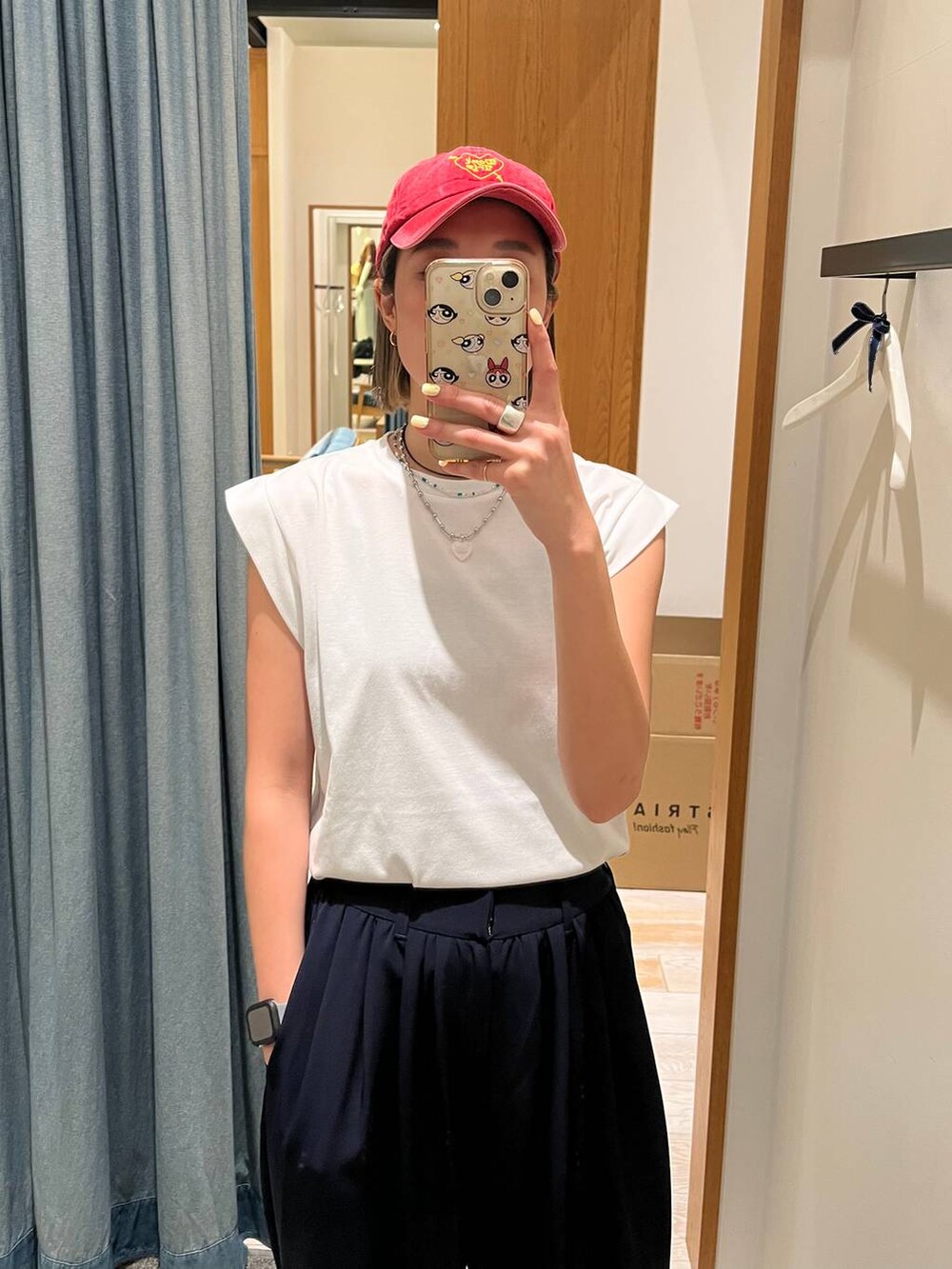 ブルー系のその他パンツ、ホワイト系のTシャツ/カットソー、レッド系のキャップを着用したレディースの春コーディネートの3枚目の写真