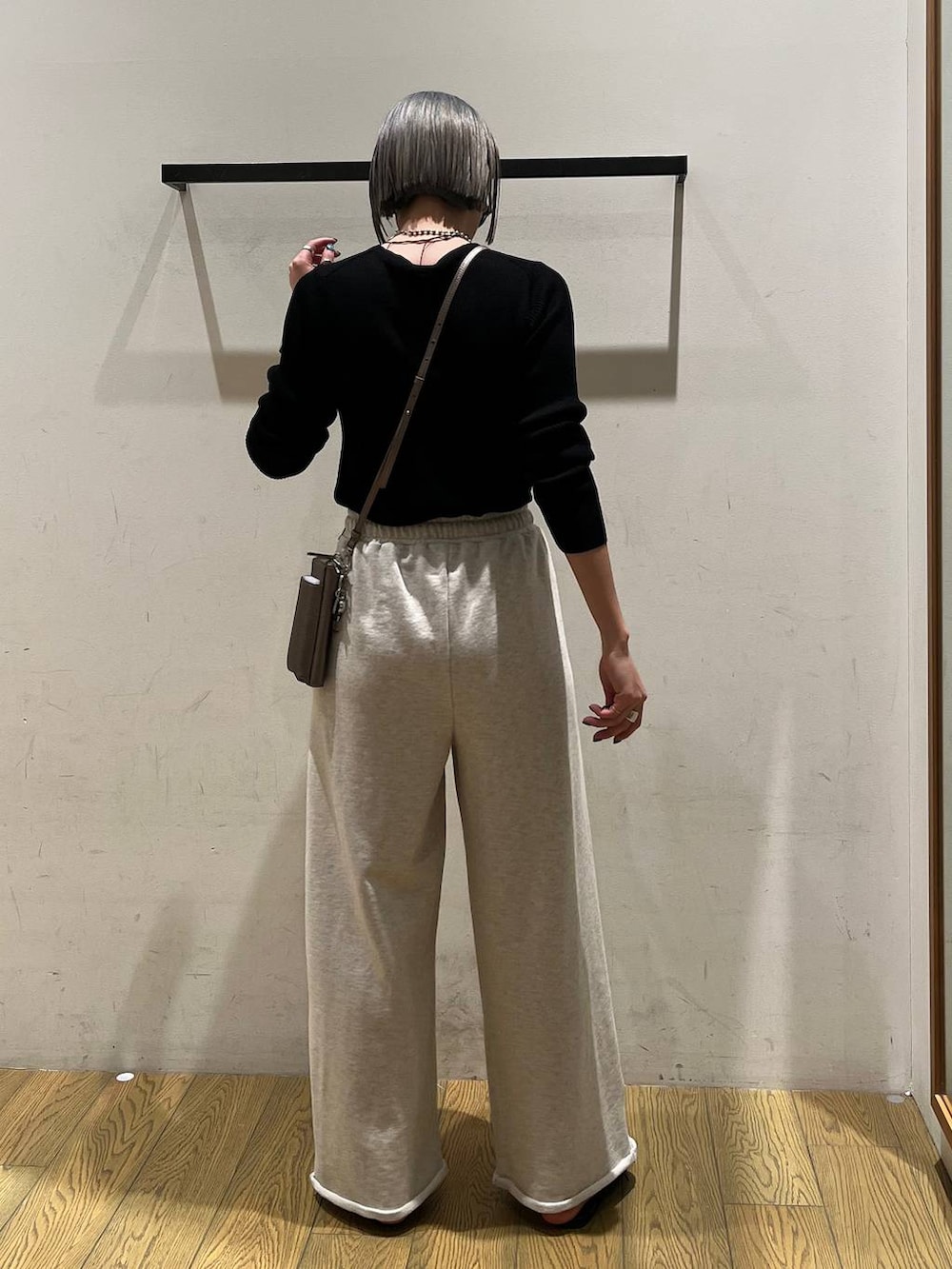 ブラック系のサンダル、ブラック系のカーディガン/ボレロ、ブラウン系の財布を着用したレディースの春コーディネートの4枚目の写真