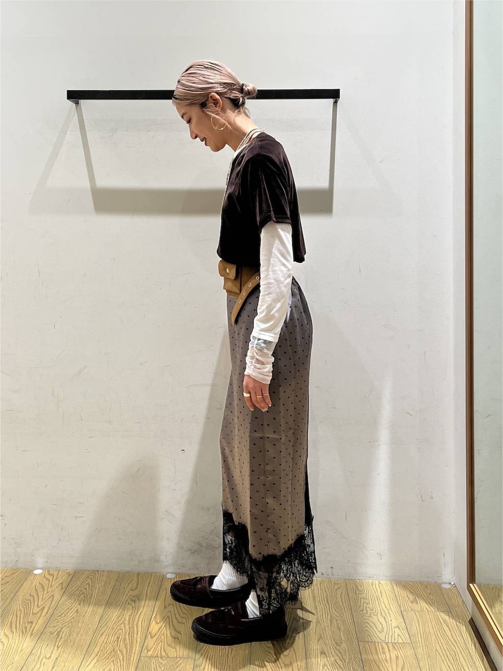 ブラウン系のTシャツ/カットソー、グレー系のスカート、ホワイト系のTシャツ/カットソーを着用したレディースの夏コーディネートの4枚目の写真