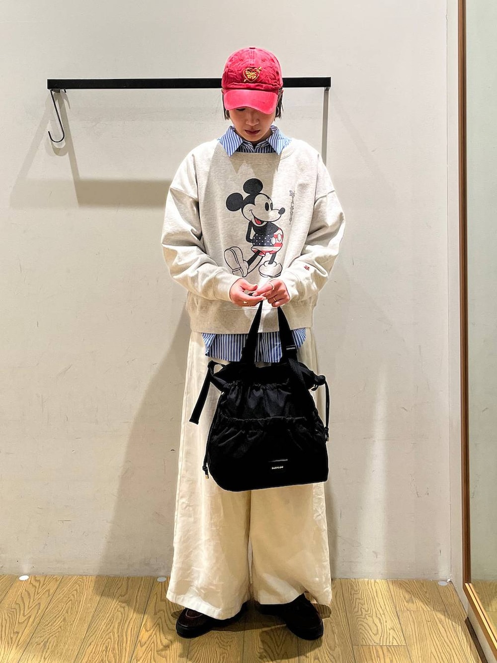 ブラック系のトートバッグ、ベージュ系のその他パンツ、ブルー系のシャツ/ブラウスを着用したレディースの冬コーディネートの4枚目の写真