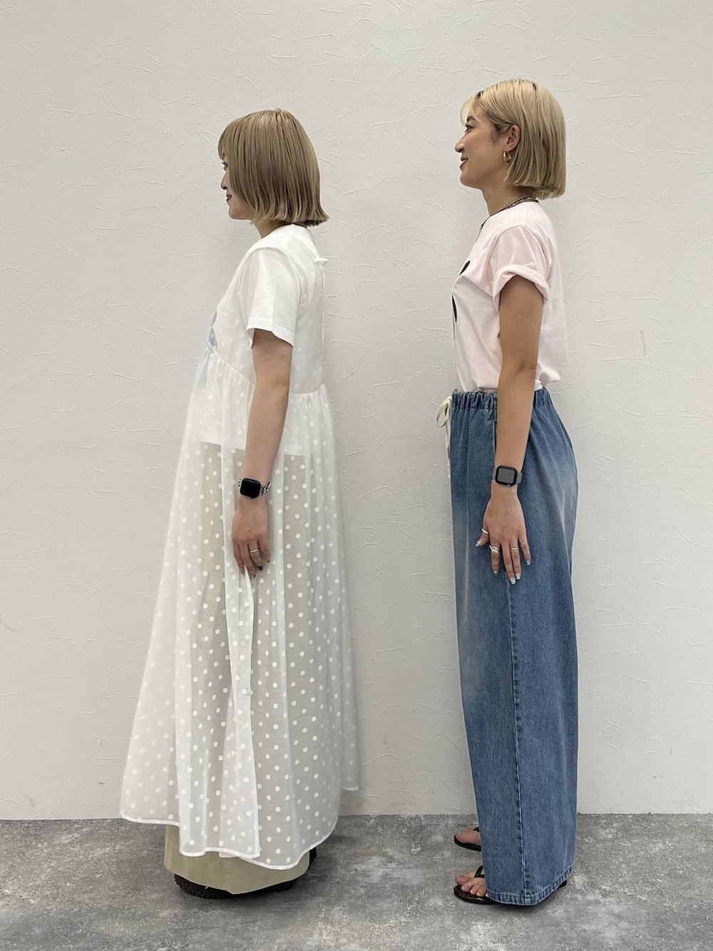 ブルー系のデニムパンツ、ベージュ系のチノパンツ、ピンク系のTシャツ/カットソーを着用したレディースの夏コーディネートの3枚目の写真