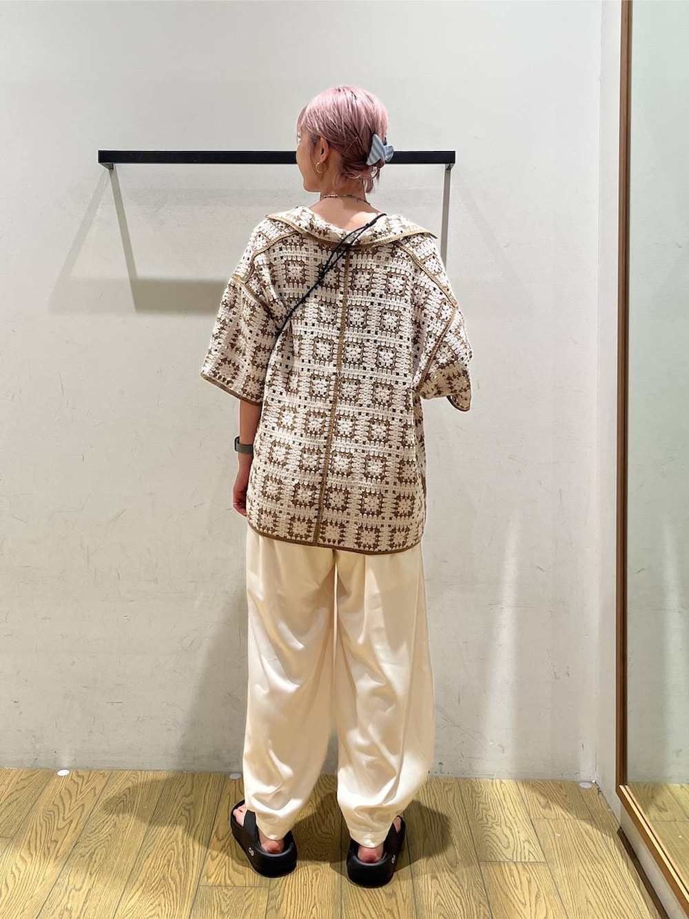 ベージュ系のシャツ/ブラウス、ベージュ系のその他パンツ、ブラック系のショルダーバッグを着用したレディースの夏コーディネートの4枚目の写真