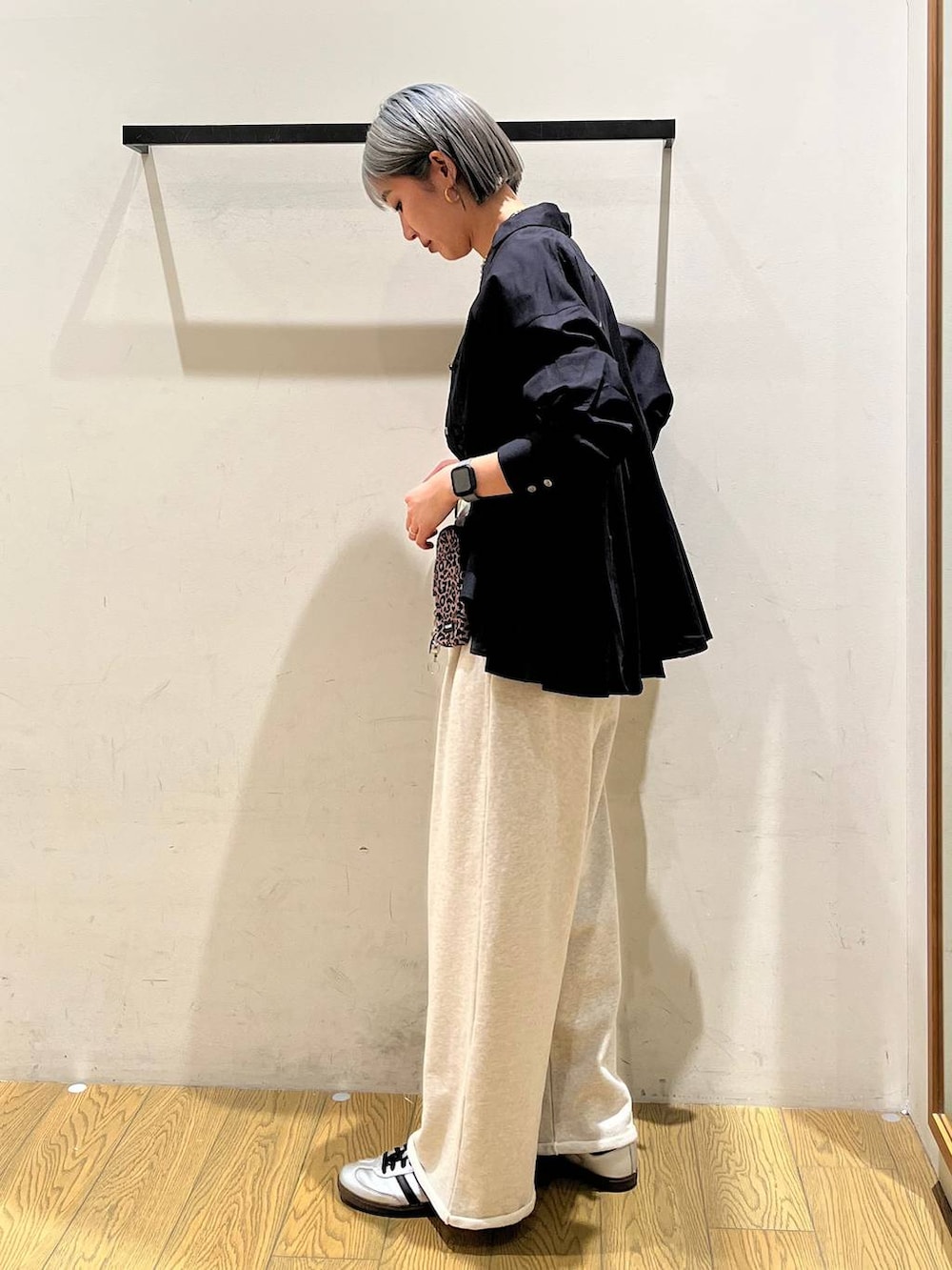 ブラウン系のショルダーバッグ、ブラウン系のタンクトップ、ブラック系のシャツ/ブラウスを着用したレディースの春コーディネートの3枚目の写真