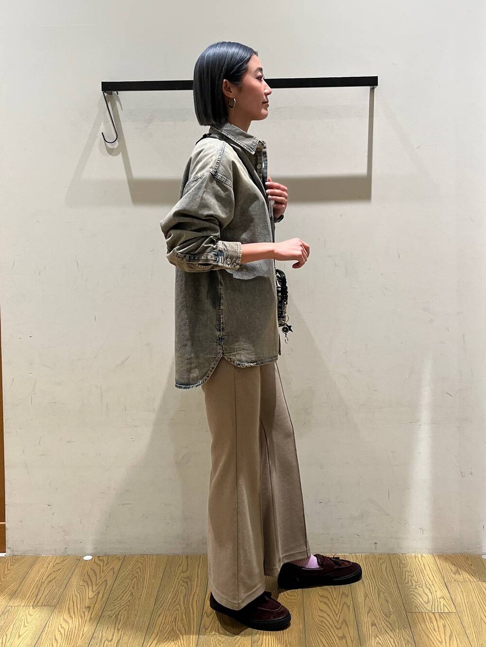 ベージュ系のショルダーバッグ、ベージュ系のその他パンツ、ブルー系のシャツ/ブラウスを着用したレディースの冬コーディネートの2枚目の写真