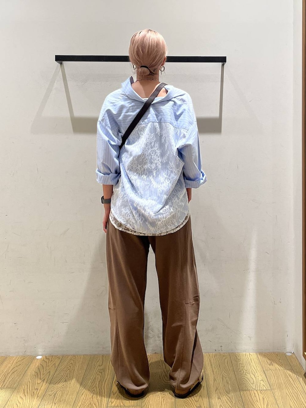 ベージュ系のその他シューズ、ブラウン系のスウェットパンツ、ブラック系のボディバッグ/ウエストポーチを着用したレディースの秋コーディネートの4枚目の写真