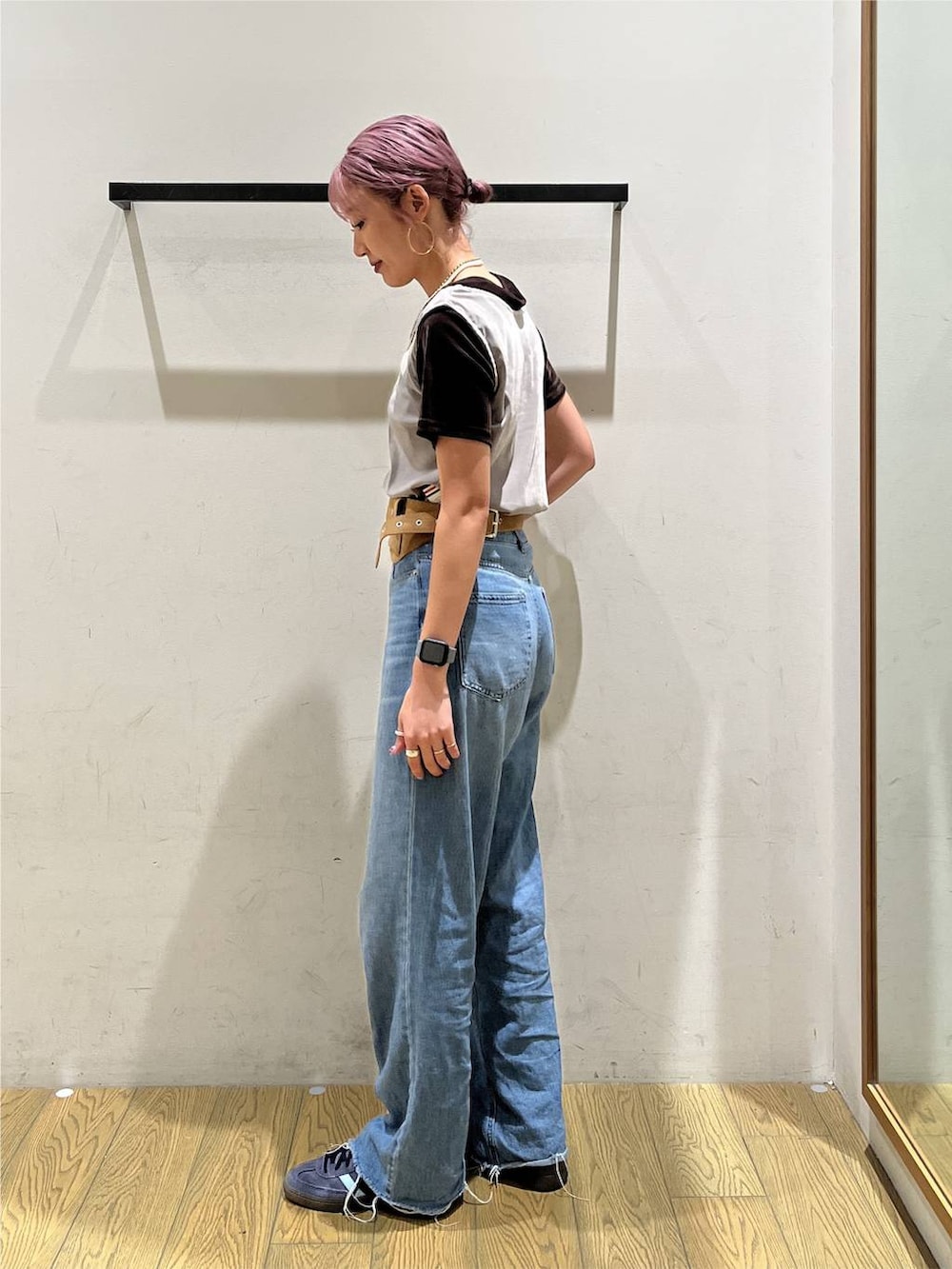 ブルー系のデニムパンツ、ブラウン系のTシャツ/カットソー、ベージュ系のタンクトップを着用したレディースの夏コーディネートの3枚目の写真
