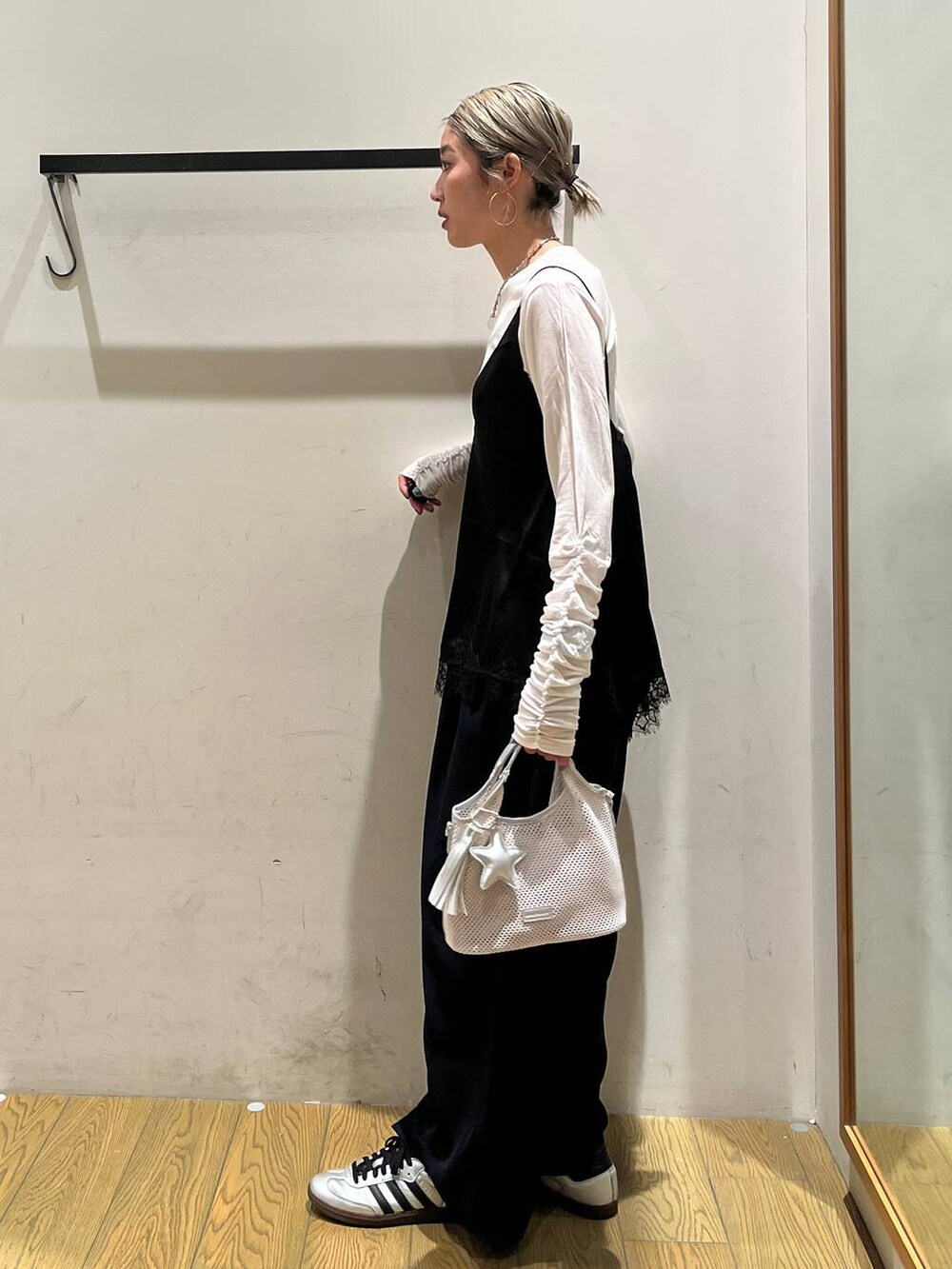 グレー系のショルダーバッグ、ブラック系のキャミソール、ブルー系のその他パンツを着用したレディースの春コーディネートの2枚目の写真