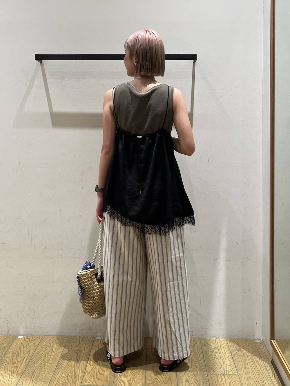 ホワイト系のその他パンツ、ブラック系のキャミソール、ベージュ系のトートバッグを着用したレディースの春コーディネートの4枚目の写真