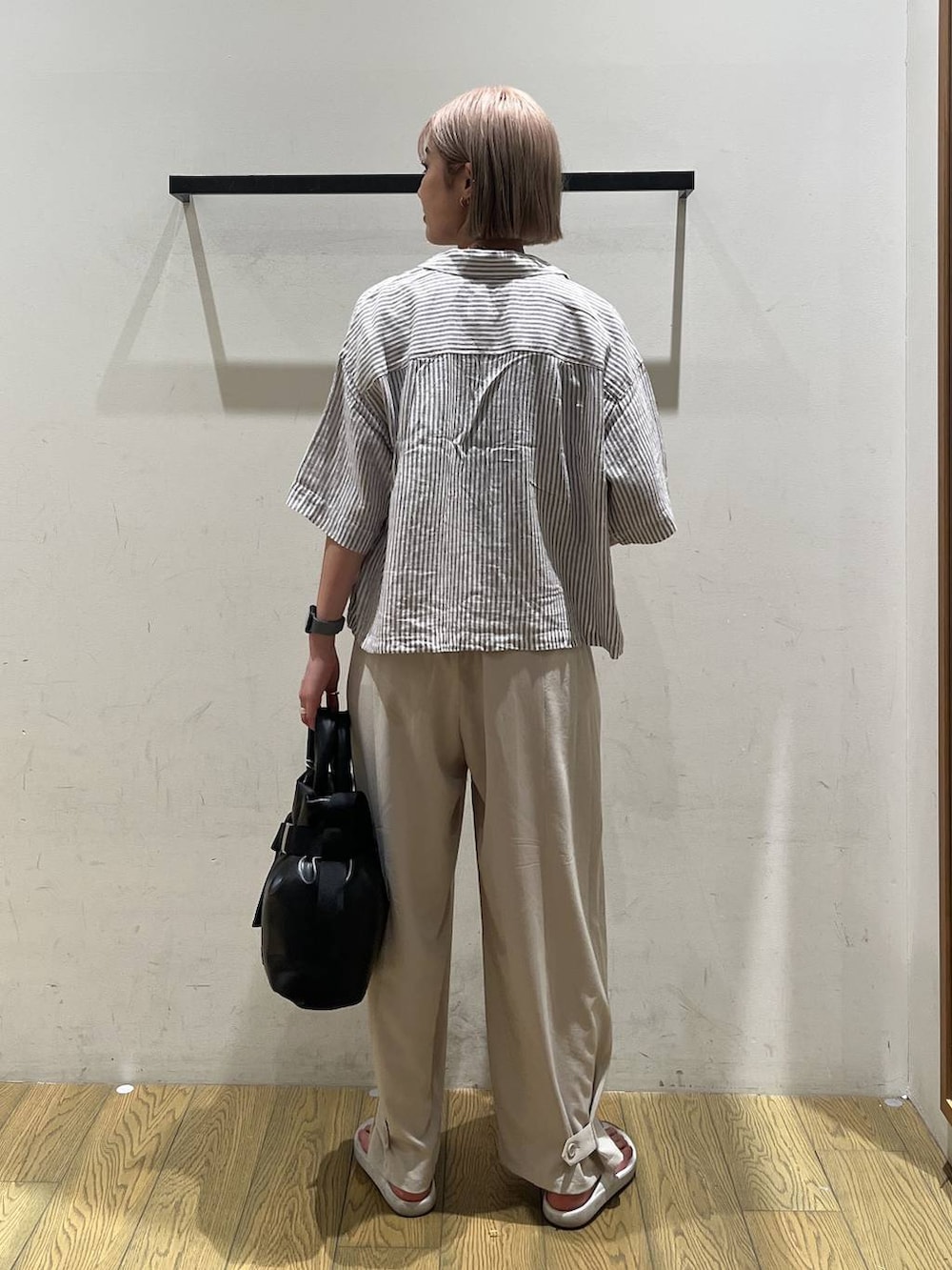 ブラック系のトートバッグ、グレー系のシャツ/ブラウス、ブルー系のタンクトップを着用したレディースの春コーディネートの4枚目の写真