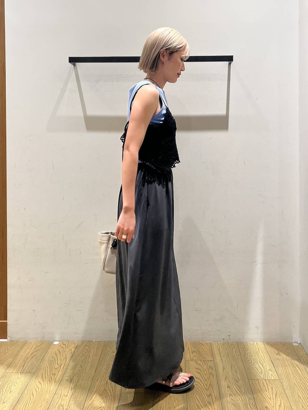 ベージュ系のショルダーバッグ、グレー系のスカート、ブルー系のTシャツ/カットソーを着用したレディースの春コーディネートの2枚目の写真
