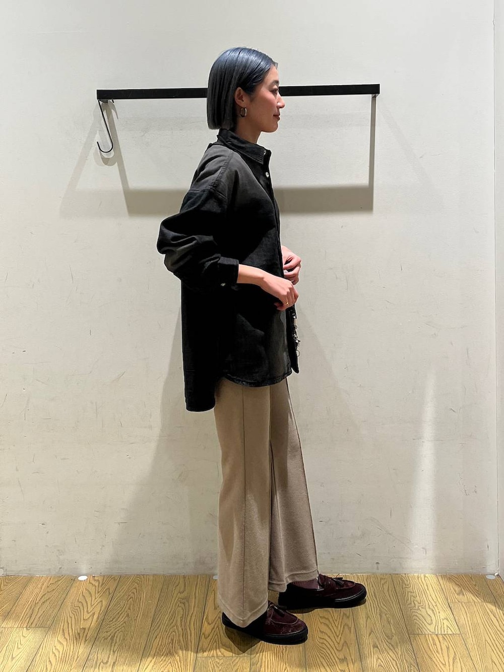 ブラウン系のショルダーバッグ、ベージュ系のその他パンツ、ブラック系のシャツ/ブラウスを着用したレディースの冬コーディネートの3枚目の写真