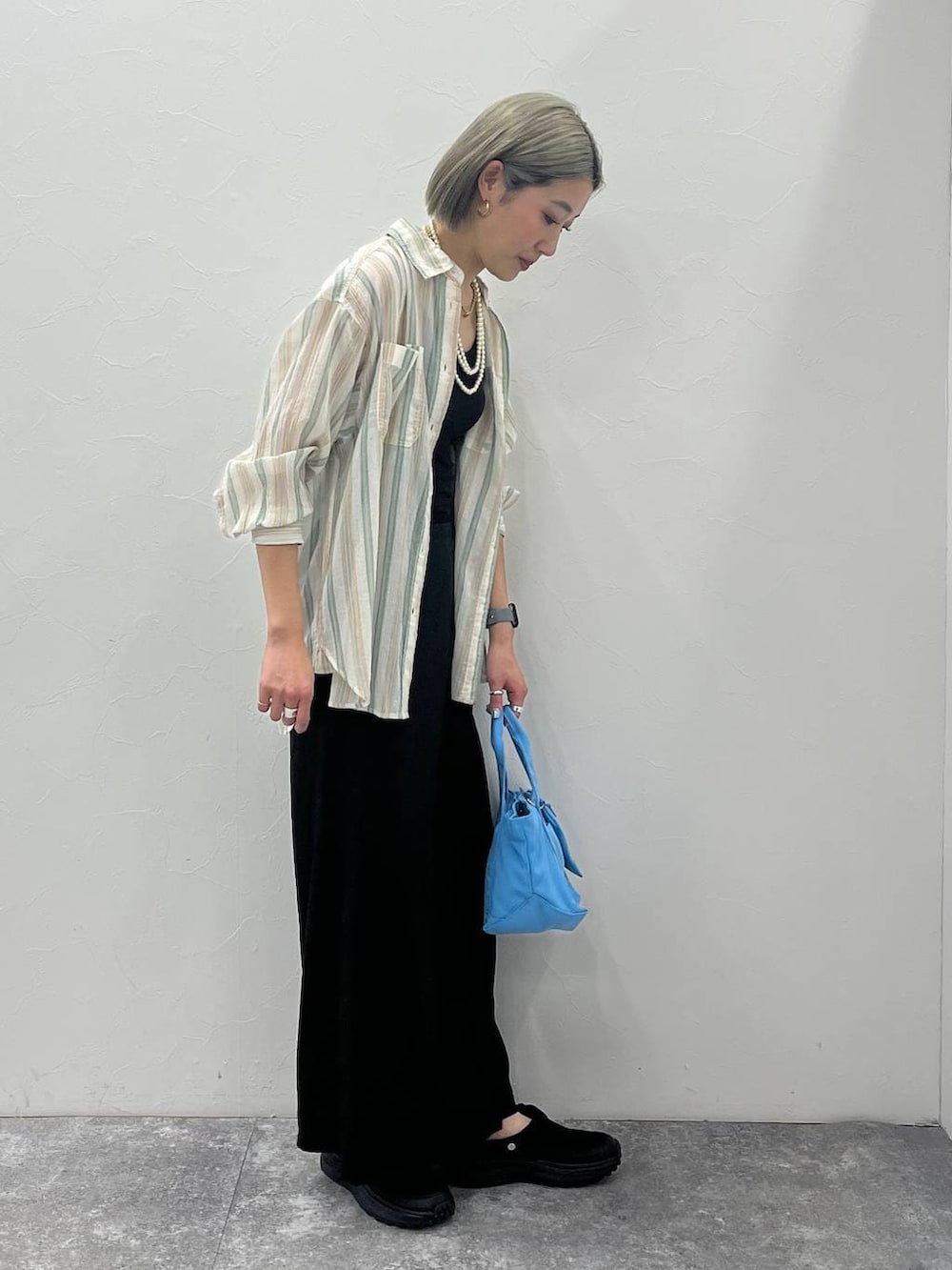 ブラック系のその他シューズ、ブルー系のトートバッグ、ブラック系のインナーウェア/肌着を着用したレディースの冬コーディネートの2枚目の写真