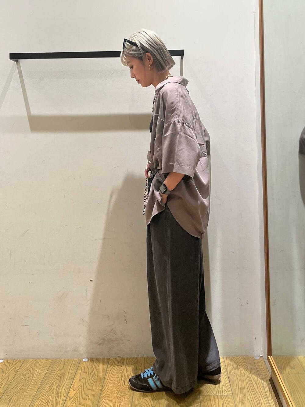 ベージュ系のショルダーバッグ、ブラウン系のシャツ/ブラウス、グレー系のその他パンツを着用したレディースの春コーディネートの2枚目の写真