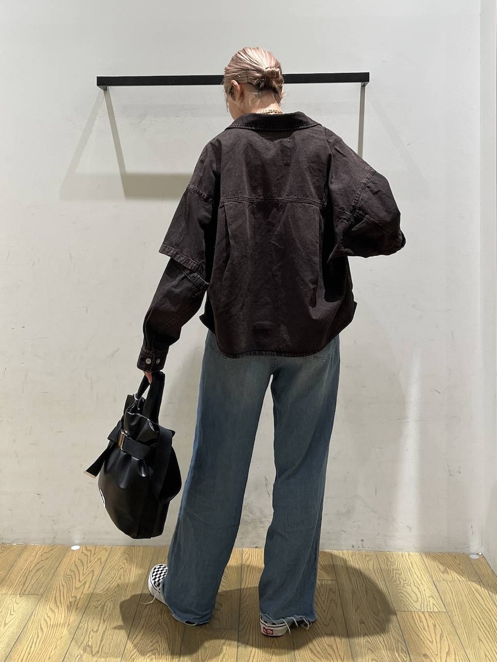 ブルー系のデニムパンツ、ブラウン系のシャツ/ブラウス、ブラック系のトートバッグを着用したレディースの夏コーディネートの4枚目の写真