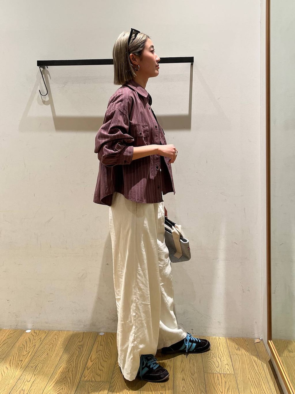 グレー系のトートバッグ、ブラウン系のシャツ/ブラウス、ベージュ系のその他パンツを着用したレディースの春コーディネートの3枚目の写真