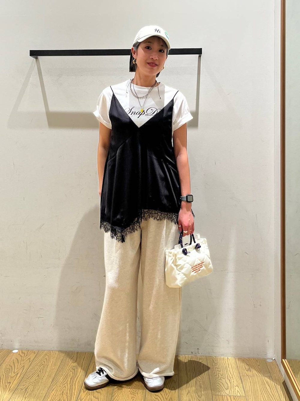 ブラック系のキャミソール、ホワイト系のTシャツ/カットソー、ホワイト系のショルダーバッグを着用したレディースの春コーディネートの6枚目の写真