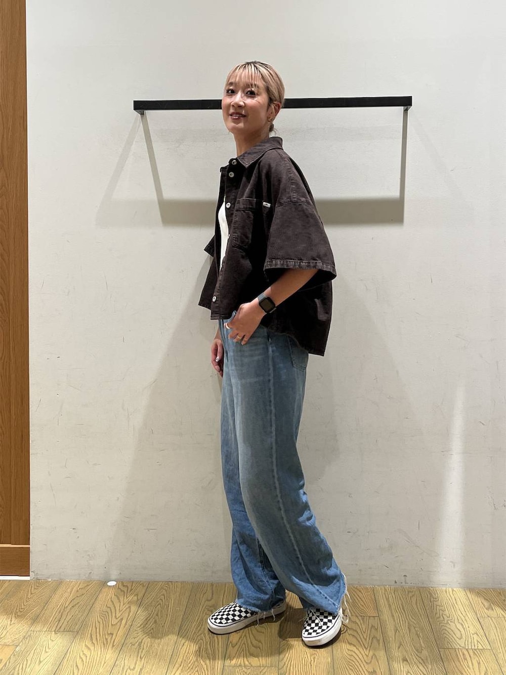 ブルー系のデニムパンツ、ブラウン系のシャツ/ブラウス、ブラック系のトートバッグを着用したレディースの夏コーディネートの6枚目の写真