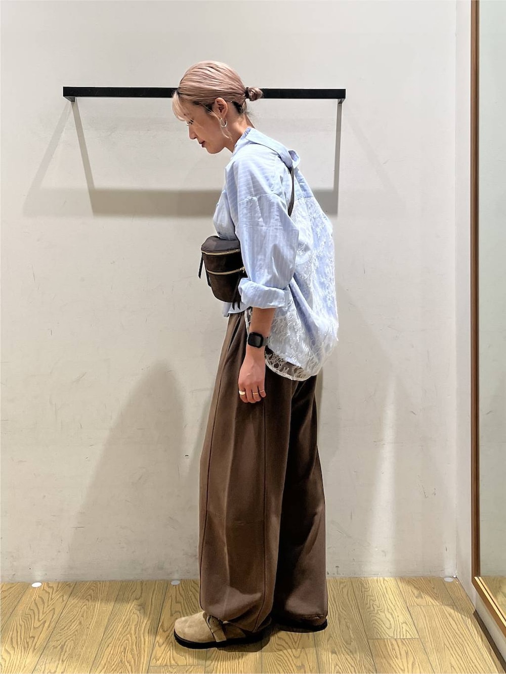 ベージュ系のその他シューズ、ブラウン系のスウェットパンツ、ブラック系のボディバッグ/ウエストポーチを着用したレディースの秋コーディネートの3枚目の写真