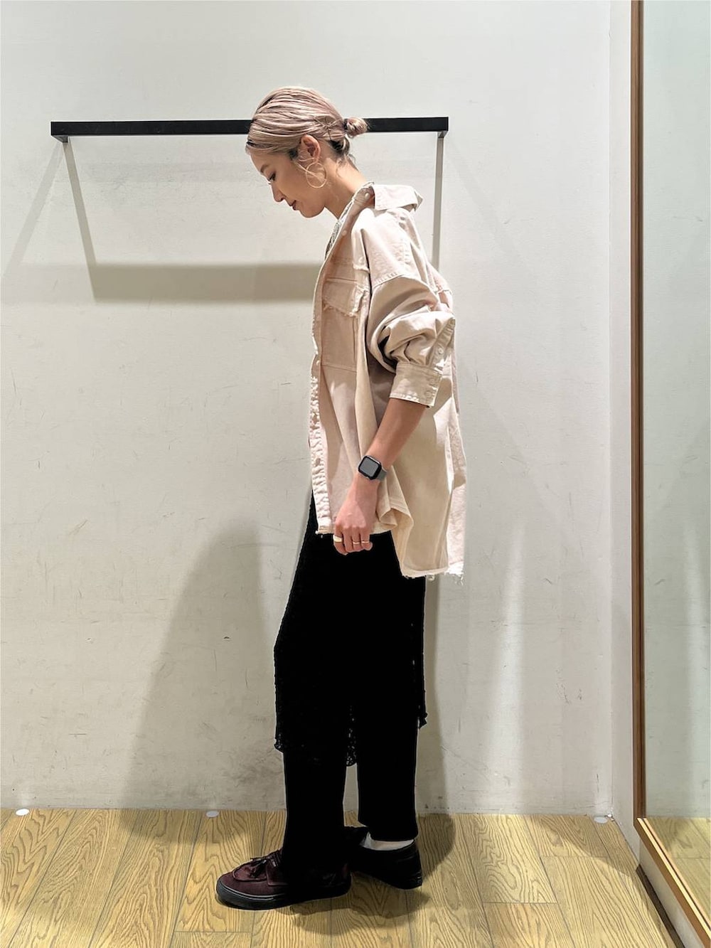 ブラック系のその他パンツ、ピンク系のシャツ/ブラウス、グレー系のタンクトップを着用したレディースの夏コーディネートの3枚目の写真