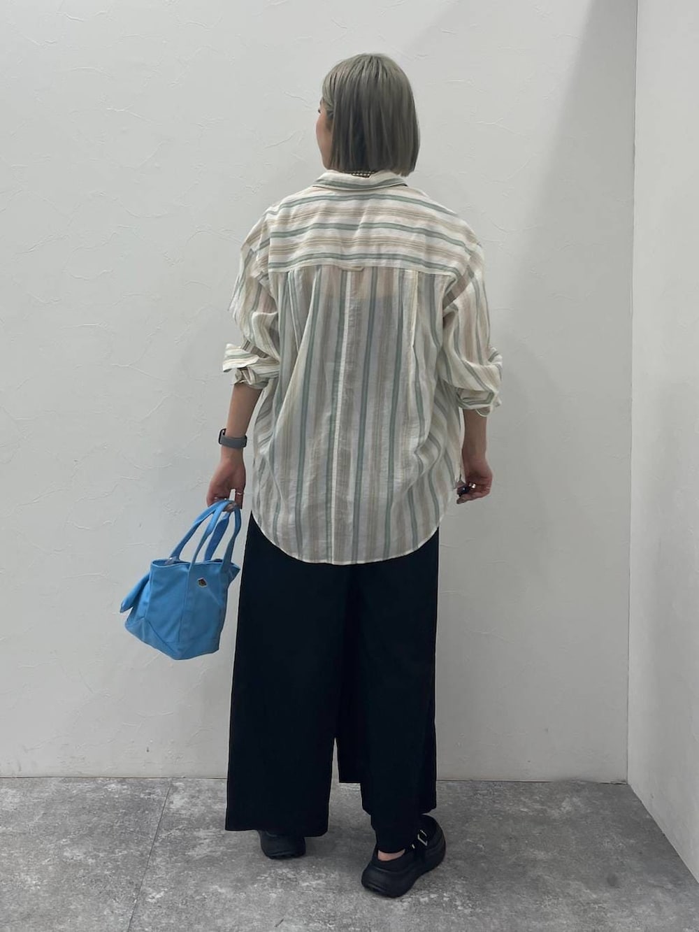 ブラック系のその他シューズ、ブルー系のトートバッグ、ブラック系のインナーウェア/肌着を着用したレディースの冬コーディネートの4枚目の写真