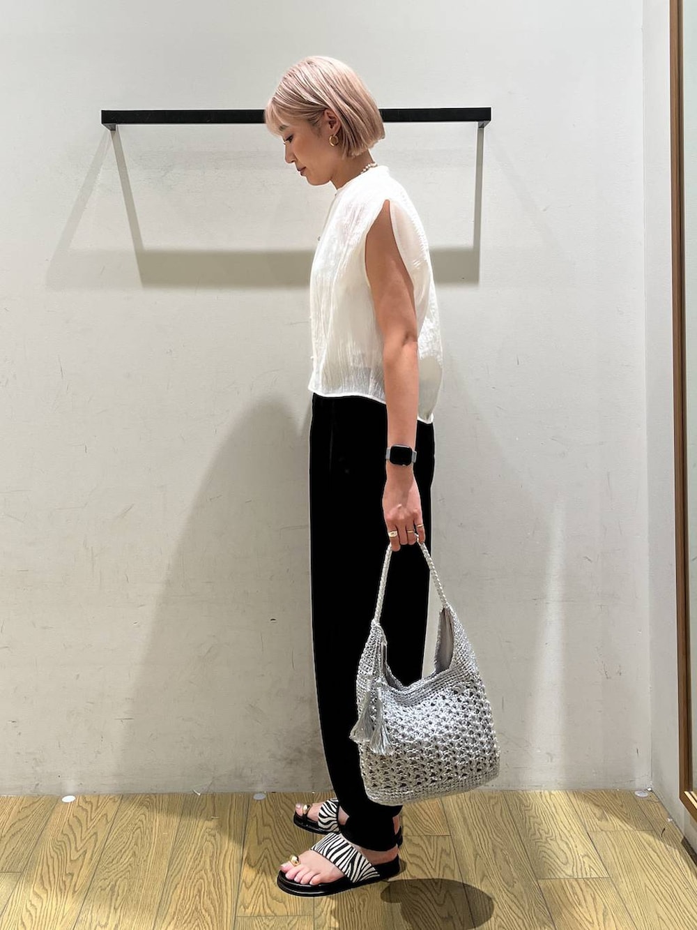 ブラック系のその他パンツ、その他のサンダル、シルバー系のショルダーバッグを着用したレディースの夏コーディネートの3枚目の写真