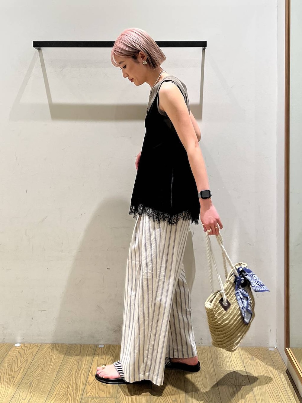 ホワイト系のその他パンツ、ブラック系のキャミソール、ベージュ系のトートバッグを着用したレディースの春コーディネートの2枚目の写真