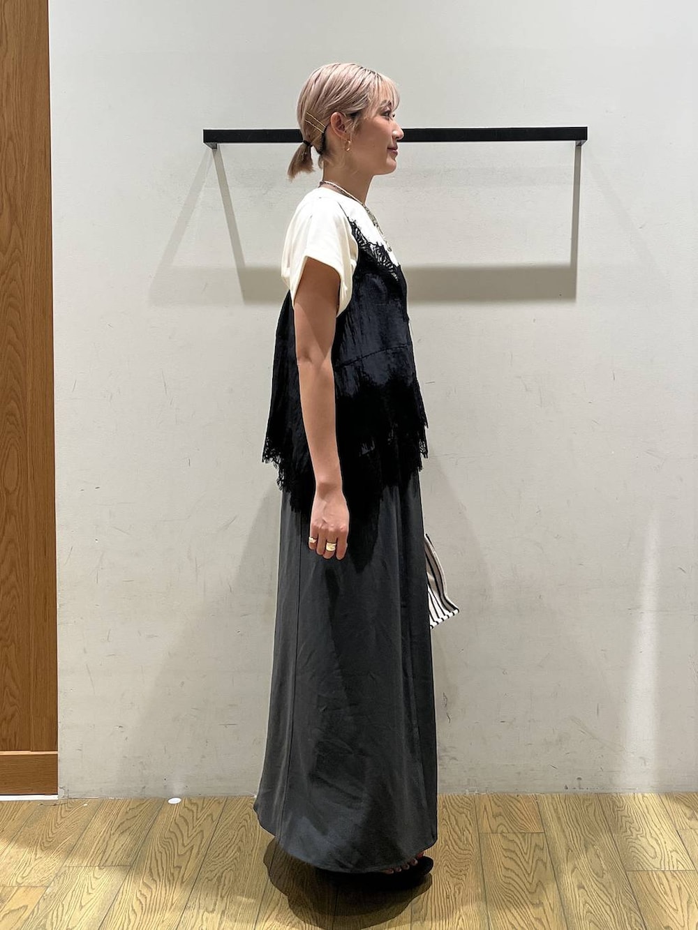 ベージュ系のトートバッグ、グレー系のスカート、ホワイト系のTシャツ/カットソーを着用したレディースの夏コーディネートの3枚目の写真
