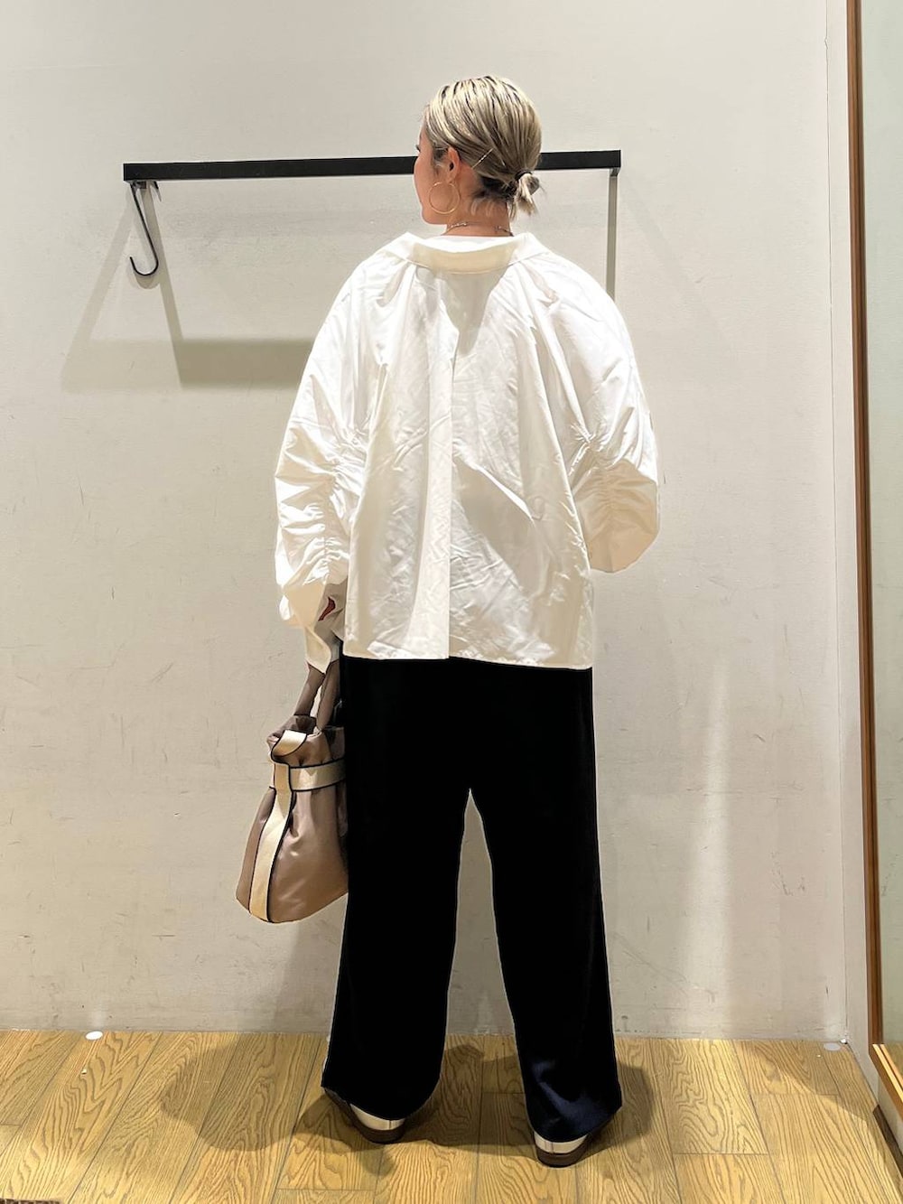 グリーン系のトートバッグ、ブルー系のその他パンツ、ホワイト系のシャツ/ブラウスを着用したレディースの春コーディネートの4枚目の写真