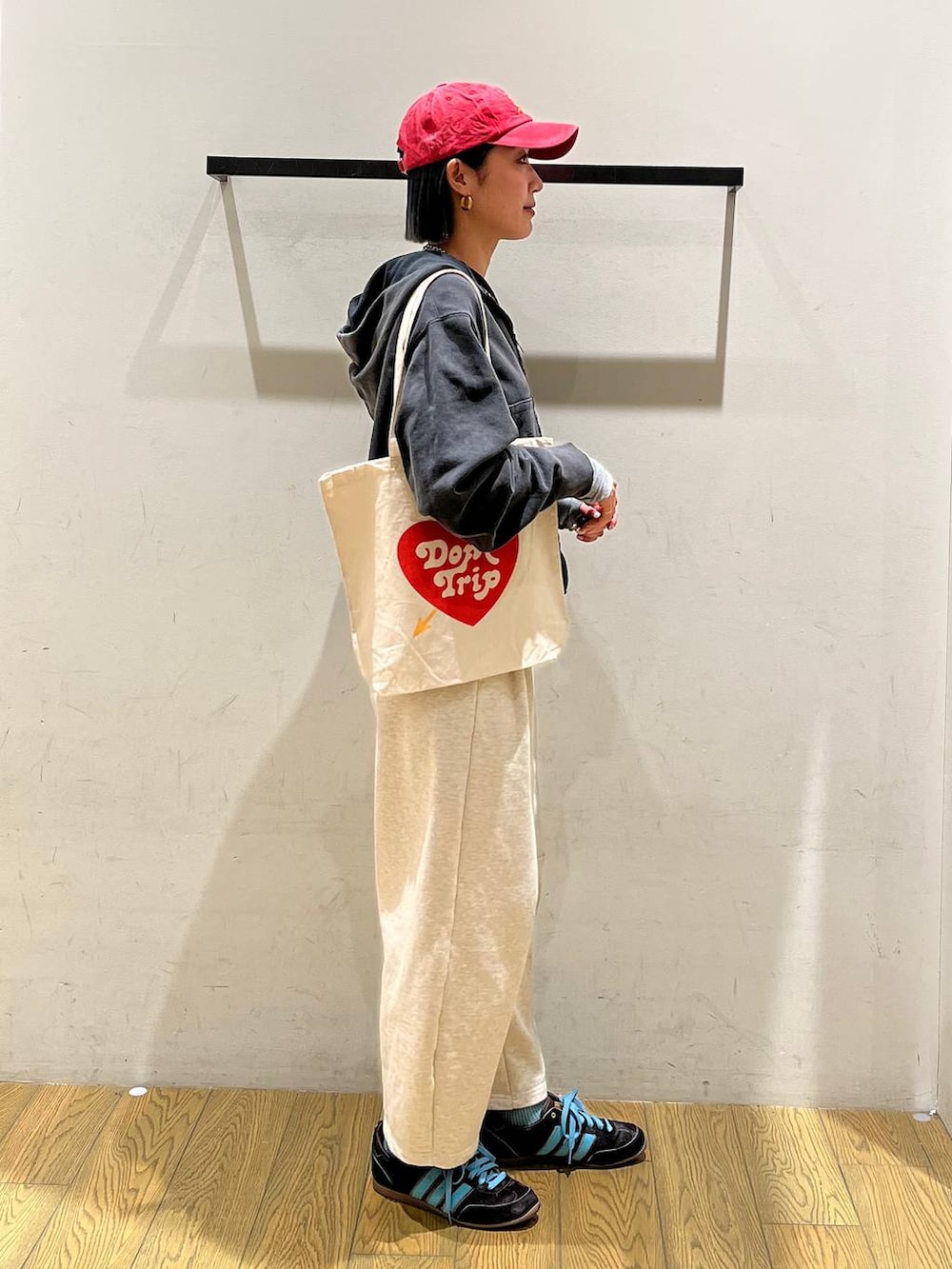 ブラック系のパーカー、ベージュ系のトートバッグ、ベージュ系のその他パンツを着用したレディースの冬コーディネートの3枚目の写真