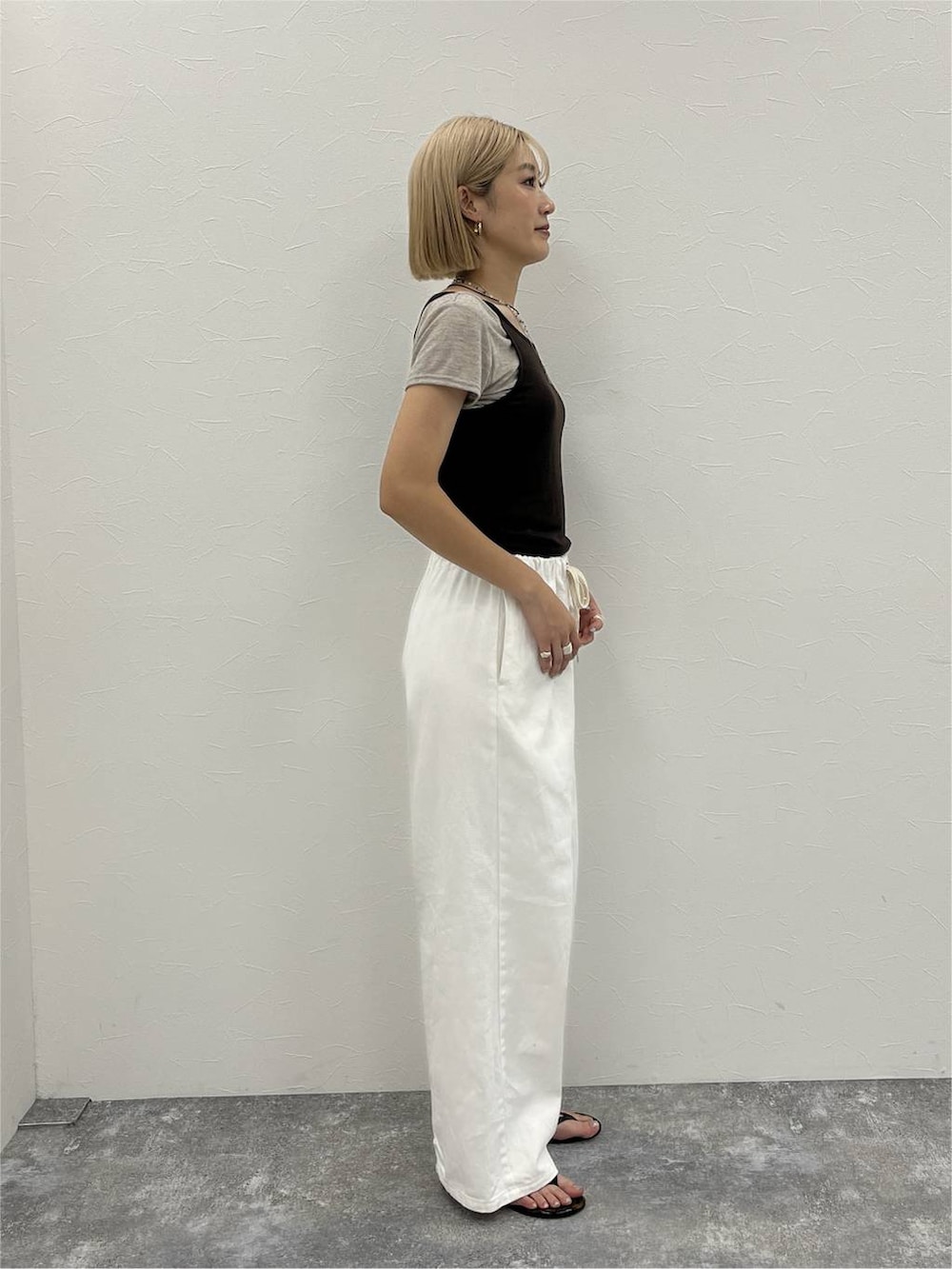 ホワイト系のデニムパンツ、ブラウン系のTシャツ/カットソーを着用したレディースの夏コーディネートの2枚目の写真
