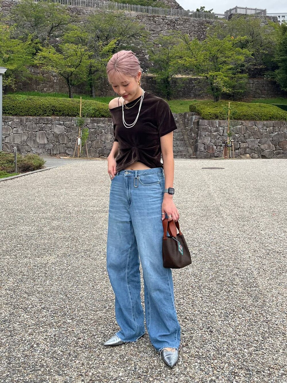 ブルー系のデニムパンツ、ブラウン系のTシャツ/カットソー、ブラック系のブラジャーを着用したレディースの夏コーディネートの2枚目の写真