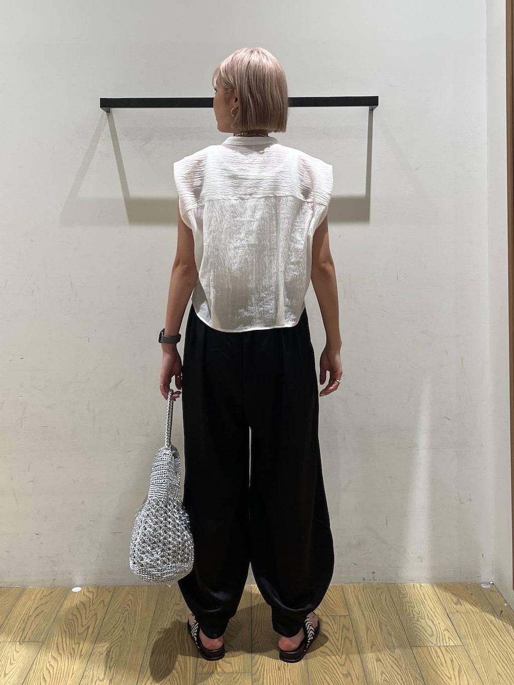 ブラック系のその他パンツ、その他のサンダル、シルバー系のショルダーバッグを着用したレディースの夏コーディネートの4枚目の写真