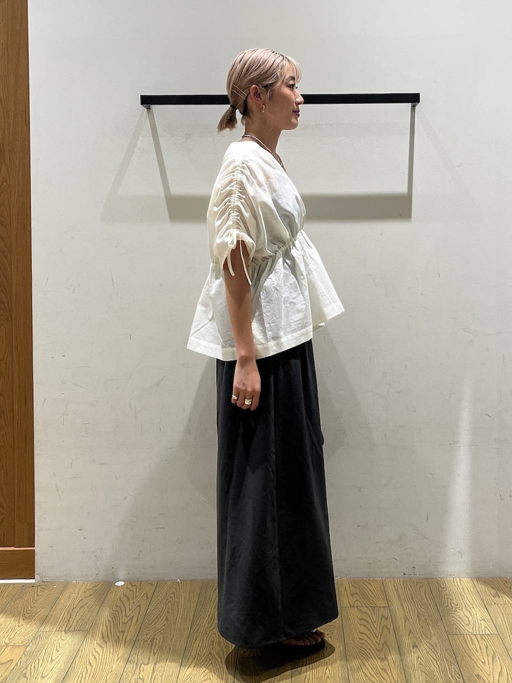 ホワイト系のシャツ/ブラウス、ブラック系のショルダーバッグ、その他のサンダルを着用したレディースの夏コーディネートの2枚目の写真