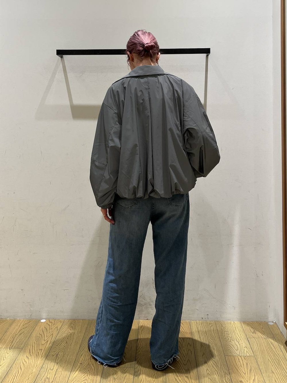 ブルー系のデニムパンツ、グレー系のTシャツ/カットソー、シルバー系のブルゾンを着用したレディースの夏コーディネートの4枚目の写真