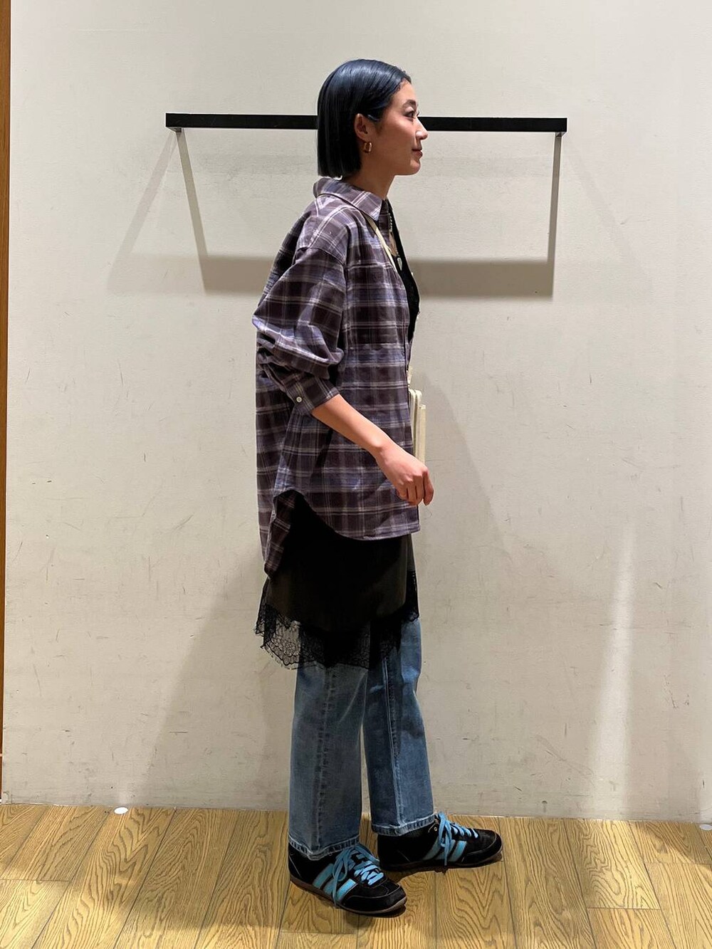 ブルー系のデニムパンツ、グレー系のワンピース、グレー系のシャツ/ブラウスを着用したレディースの冬コーディネートの4枚目の写真