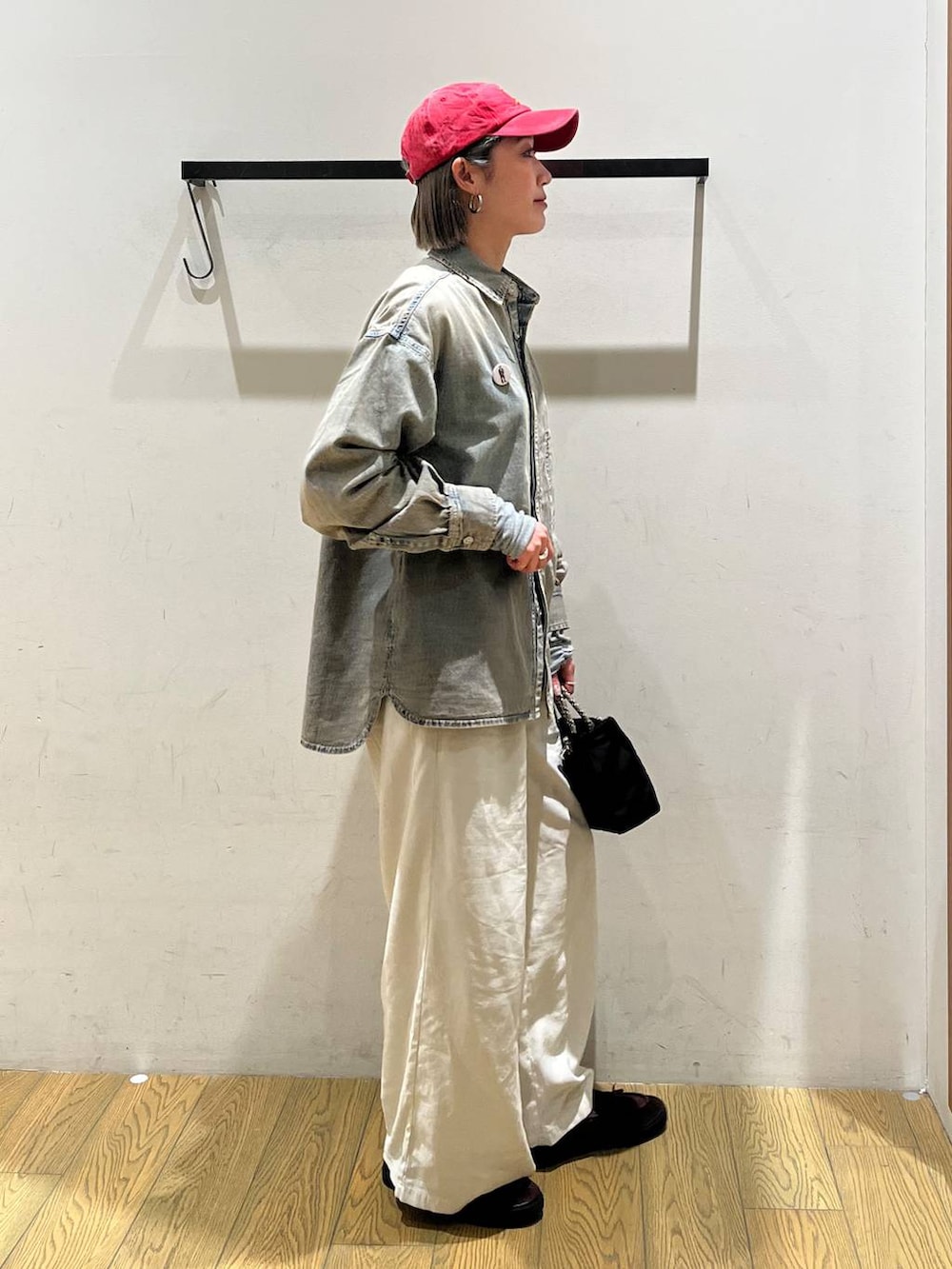 ベージュ系のその他パンツ、ブルー系のシャツ/ブラウス、ブラック系のショルダーバッグを着用したレディースの冬コーディネートの2枚目の写真