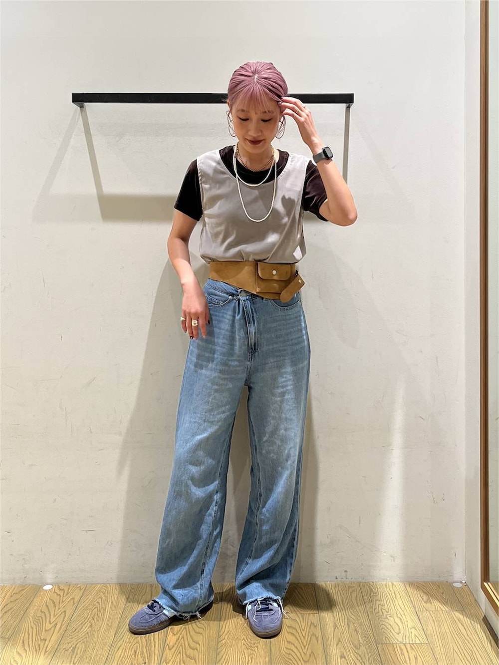 ブルー系のデニムパンツ、ブラウン系のTシャツ/カットソー、ベージュ系のタンクトップを着用したレディースの夏コーディネートの5枚目の写真