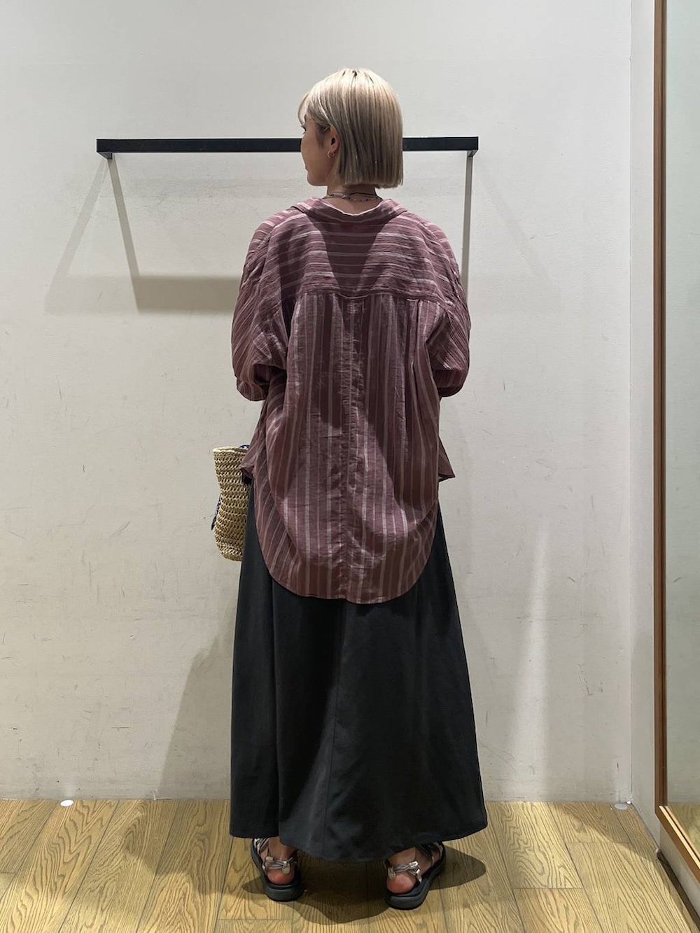 ブラウン系のシャツ/ブラウス、ブラック系のタンクトップ、ベージュ系のトートバッグを着用したレディースの夏コーディネートの4枚目の写真