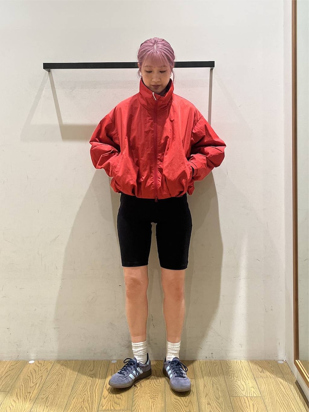 ブラック系のその他パンツ、レッド系のブルゾンを着用したレディースの夏コーディネートの2枚目の写真