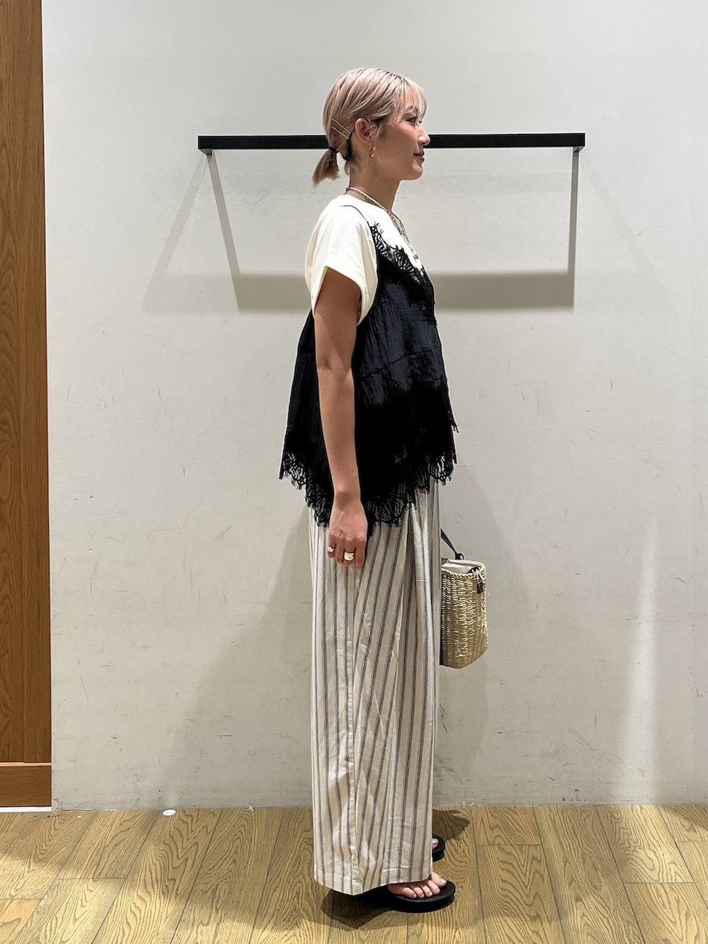 ホワイト系のその他パンツ、ブラック系のショルダーバッグ、ブラック系のサンダルを着用したレディースの夏コーディネートの2枚目の写真