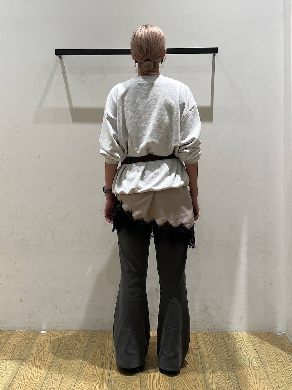 ブルー系のショルダーバッグ、グレー系のその他パンツ、グレー系のスウェットを着用したレディースの秋コーディネートの4枚目の写真