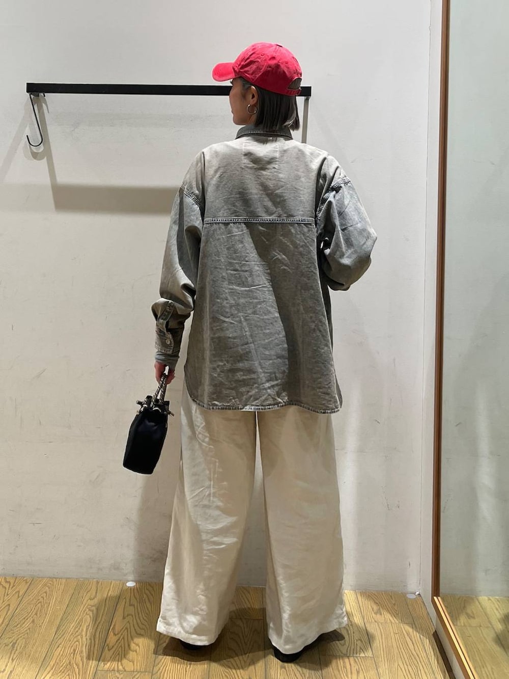 ベージュ系のその他パンツ、ブルー系のシャツ/ブラウス、ブラック系のショルダーバッグを着用したレディースの冬コーディネートの4枚目の写真