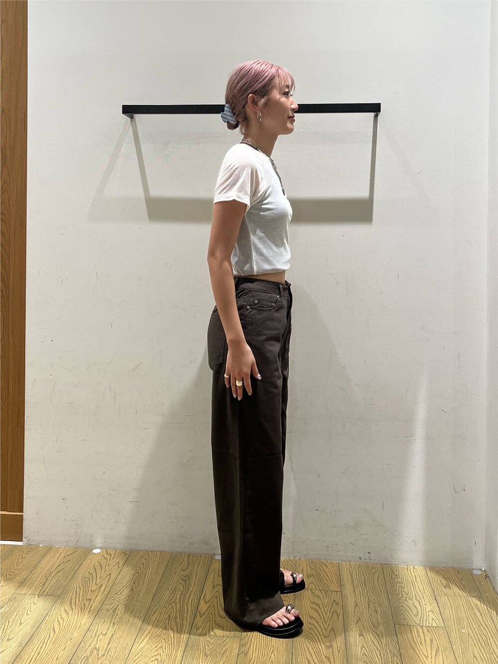 ホワイト系のTシャツ/カットソー、グリーン系のデニムパンツ、ブラック系のサンダルを着用したレディースの夏コーディネートの4枚目の写真