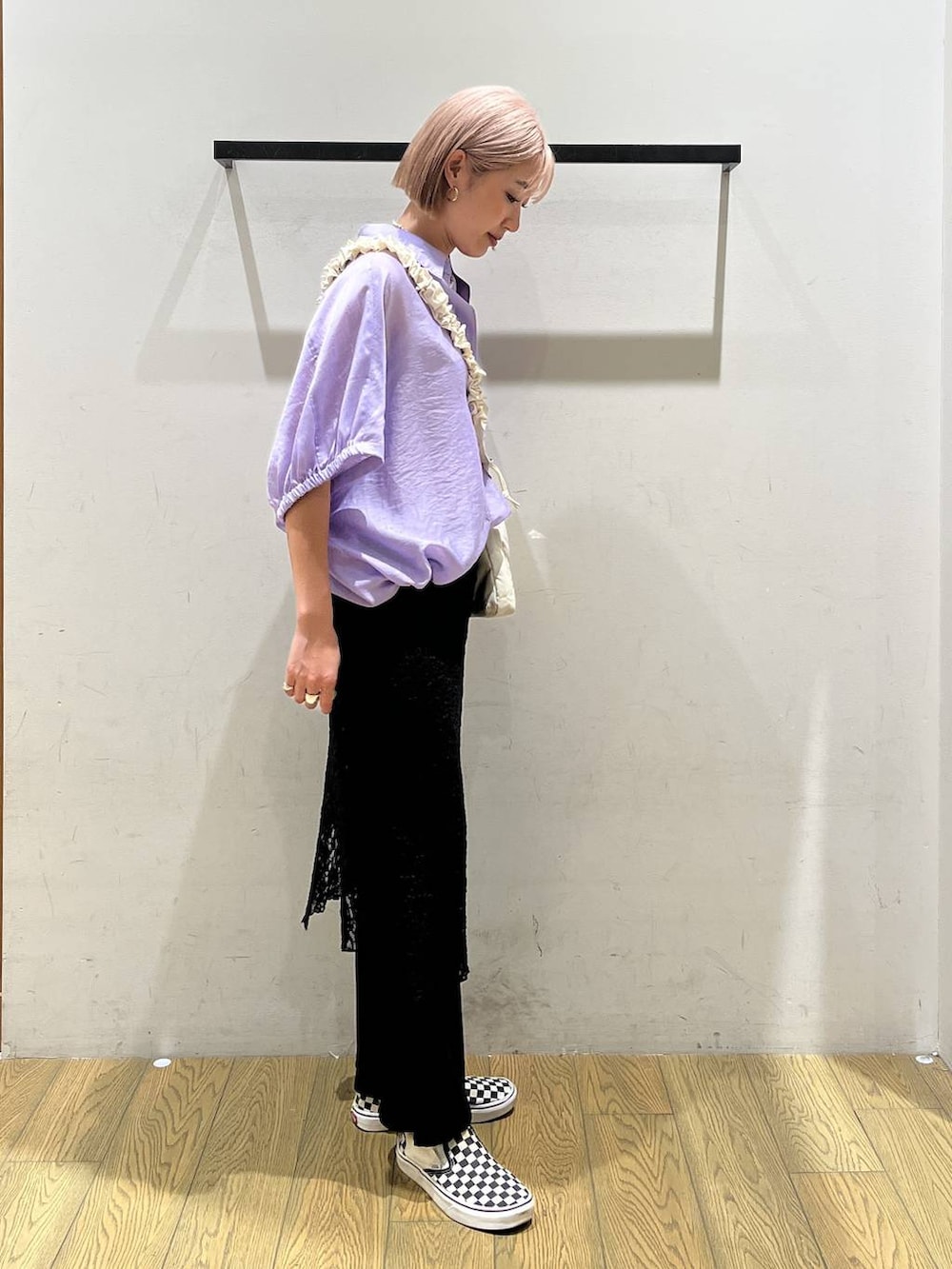 ブラック系のその他パンツ、ホワイト系のタンクトップ、ホワイト系のショルダーバッグを着用したレディースの夏コーディネートの2枚目の写真