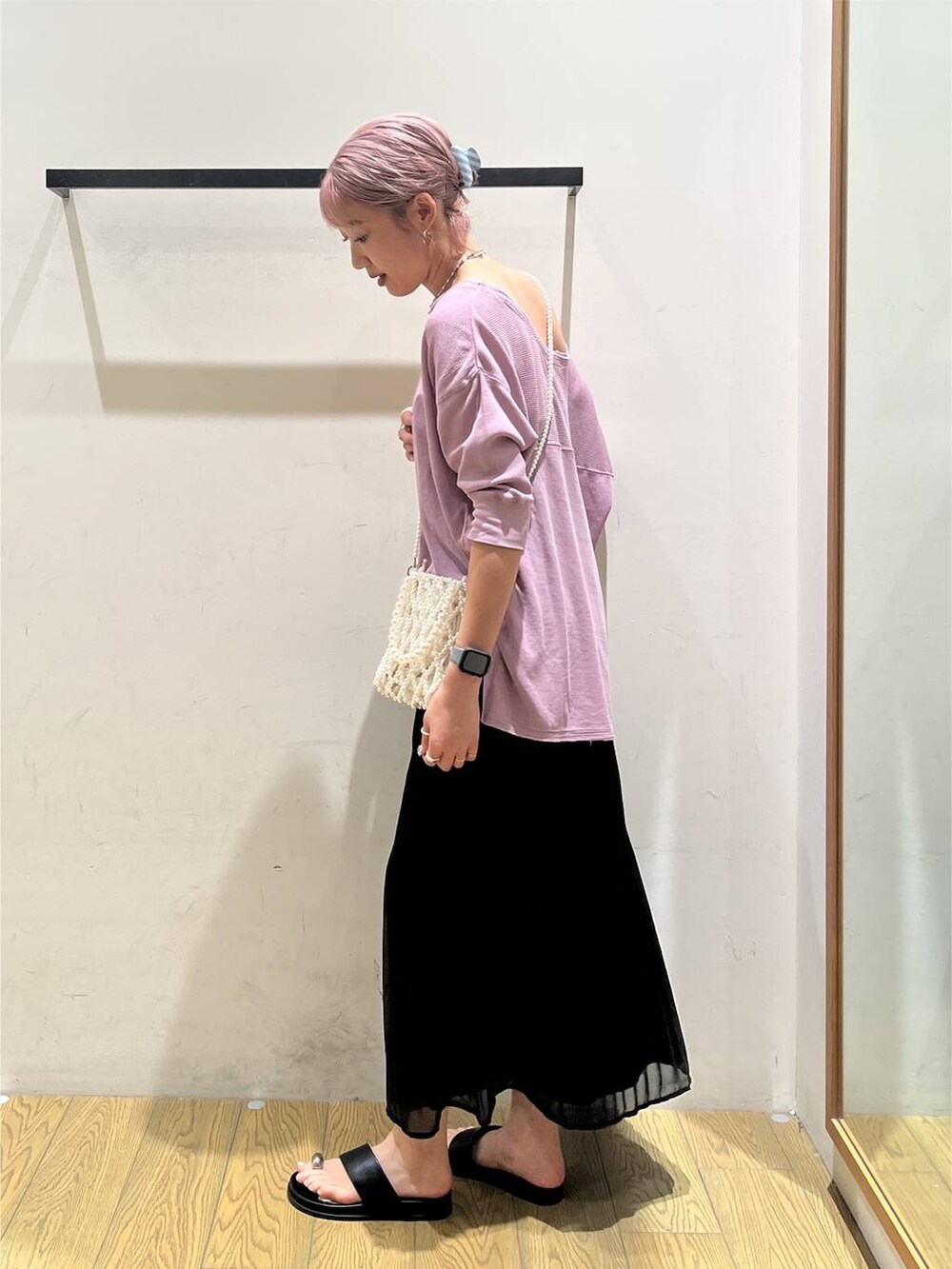 その他のショルダーバッグ、ブラック系のスカート、パープル系のTシャツ/カットソーを着用したレディースの夏コーディネートの3枚目の写真