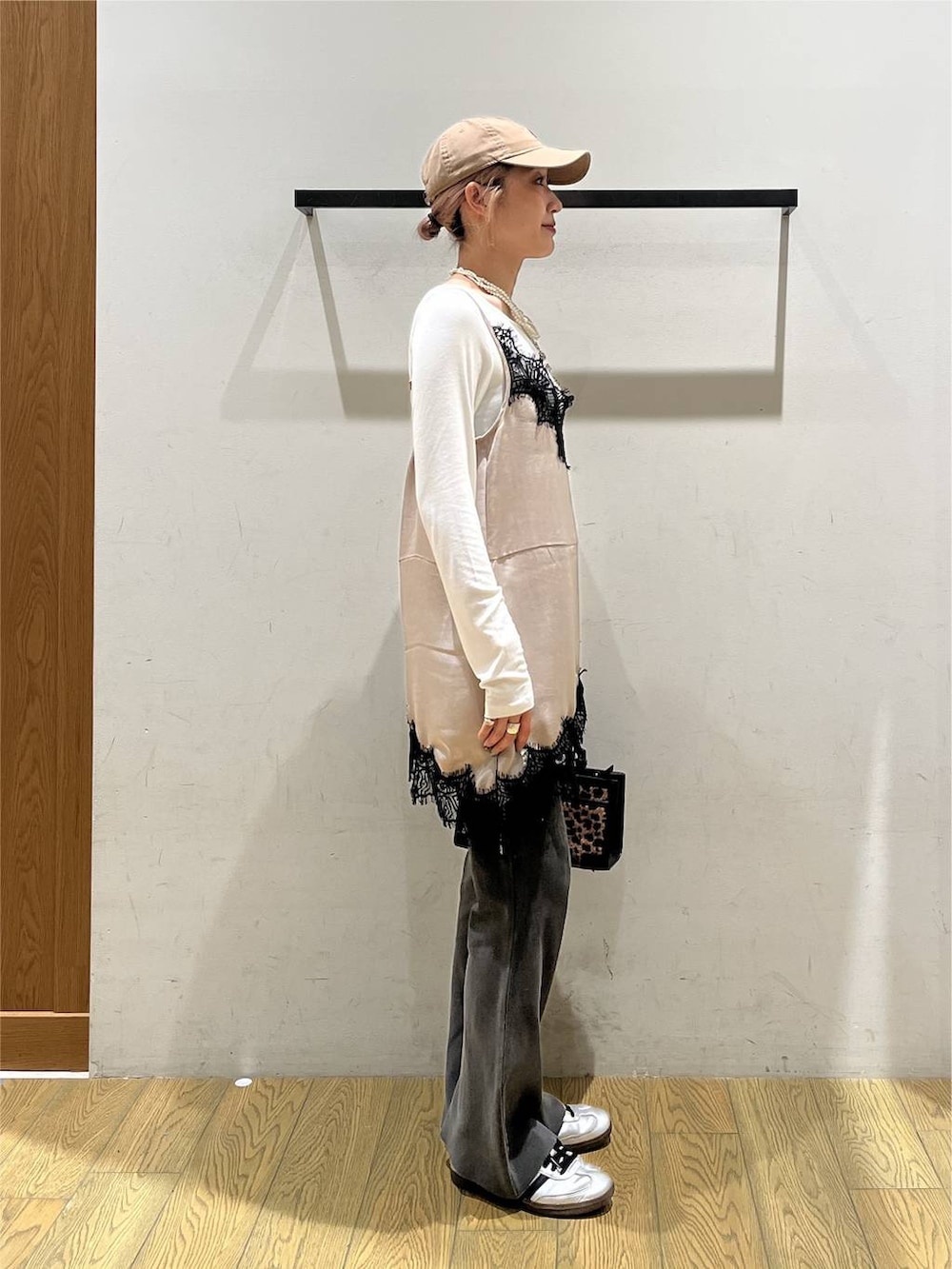 ホワイト系のTシャツ/カットソー、グレー系のその他パンツ、ベージュ系のキャミソールを着用したレディースの秋コーディネートの2枚目の写真