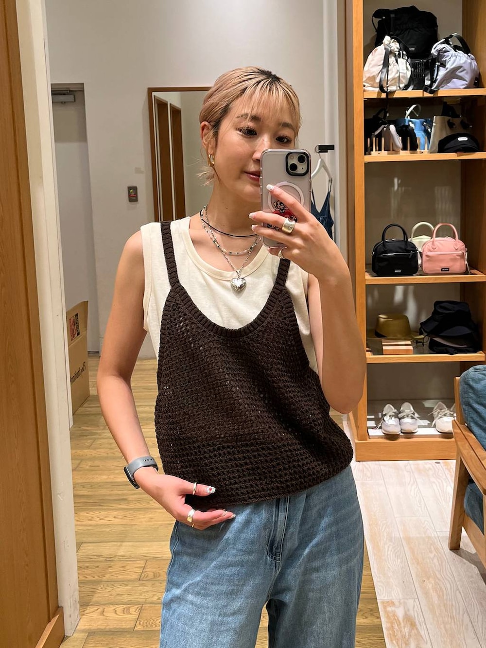 ブルー系のデニムパンツを着用したレディースの夏コーディネートの2枚目の写真