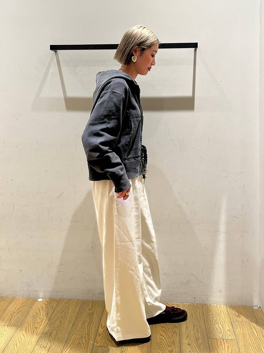 ベージュ系のショルダーバッグ、ベージュ系のその他パンツ、ブラック系のパーカーを着用したレディースの冬コーディネートの3枚目の写真