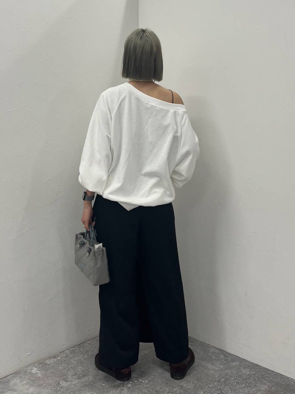 ホワイト系のスウェット、ブラック系のショルダーバッグを着用したレディースの冬コーディネートの4枚目の写真