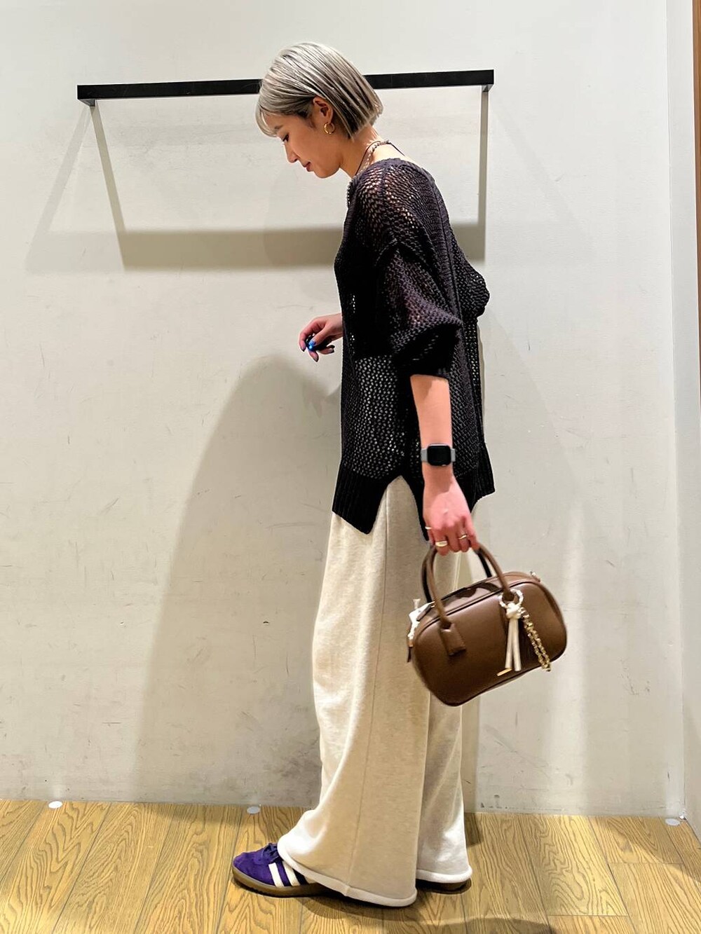 ブラウン系のハンドバッグ、ブラック系のインナーウェア/肌着を着用したレディースの春コーディネートの3枚目の写真